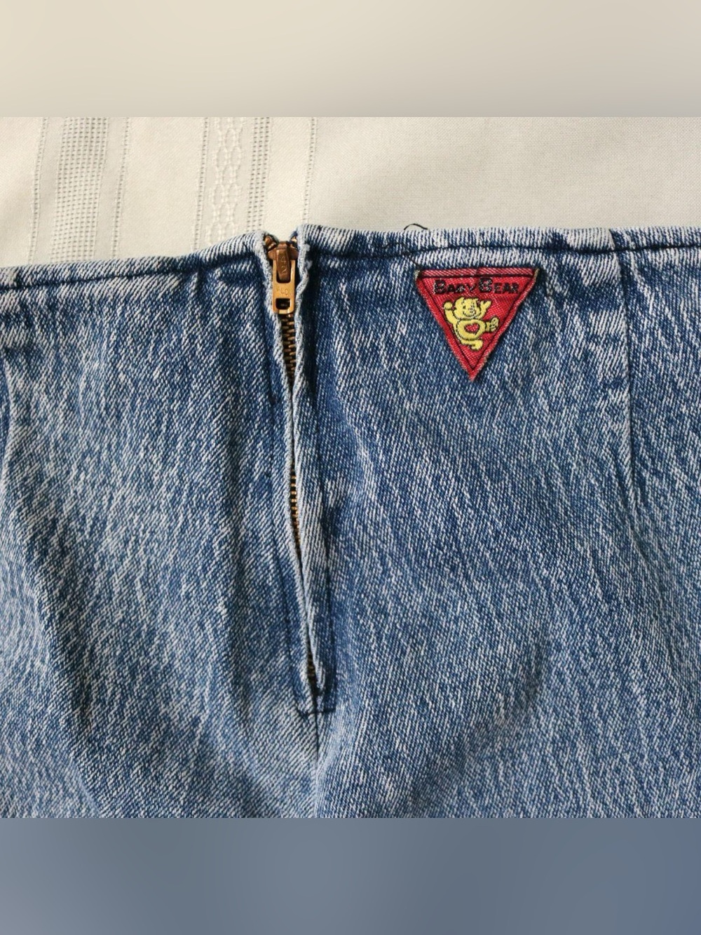 Vintage 80's style acid wash capris with bow zippers on back - Picture 3 of 8
